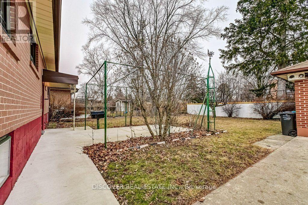 Ground Floor Only - 186 Floradale Drive, Mississauga, Ontario  L5B 1G3 - Photo 13 - W12410657