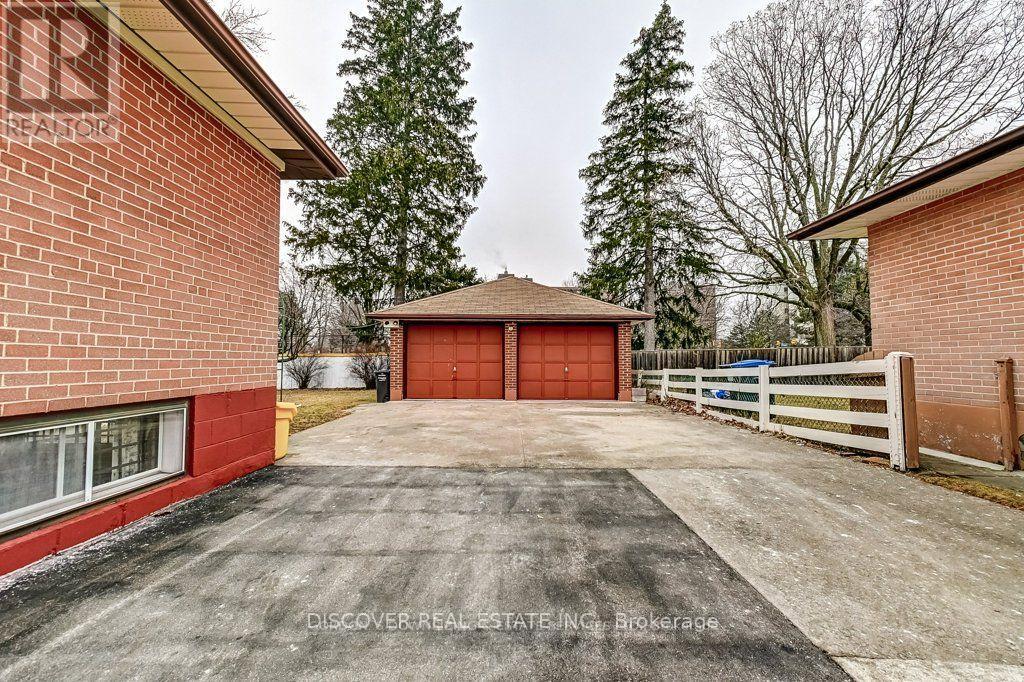 Ground Floor Only - 186 Floradale Drive, Mississauga, Ontario  L5B 1G3 - Photo 14 - W12410657