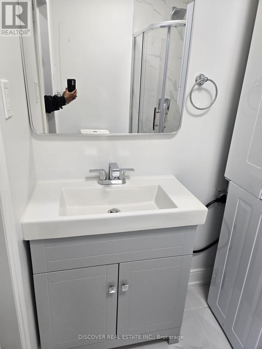 Ground Floor Only - 186 Floradale Drive, Mississauga, Ontario  L5B 1G3 - Photo 15 - W12410657