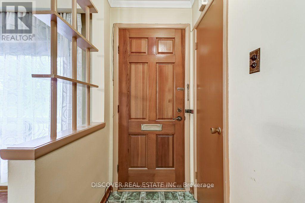 Ground Floor Only - 186 Floradale Drive, Mississauga, Ontario  L5B 1G3 - Photo 16 - W12410657