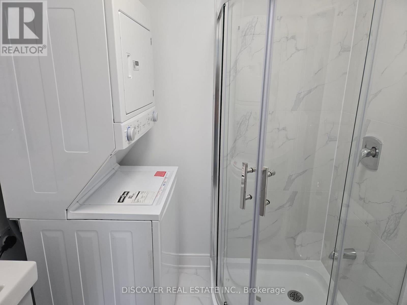 Ground Floor Only - 186 Floradale Drive, Mississauga, Ontario  L5B 1G3 - Photo 19 - W12410657
