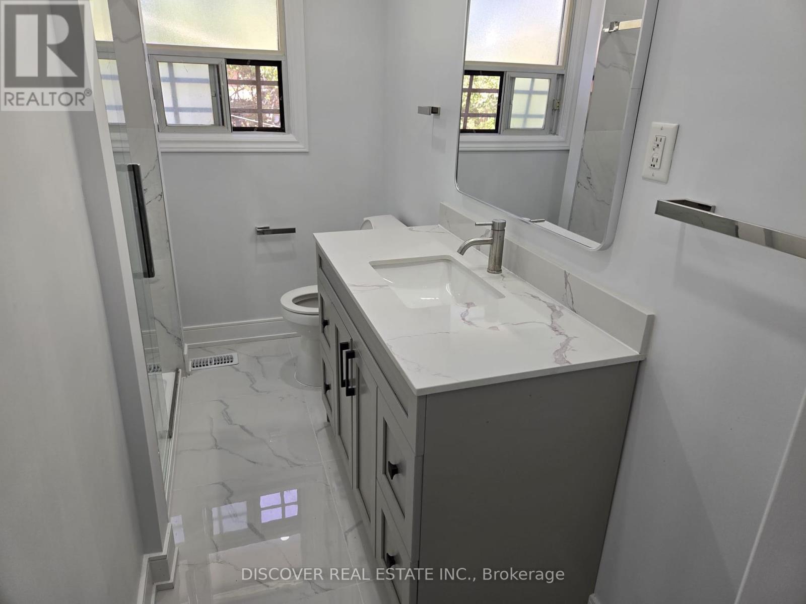 Ground Floor Only - 186 Floradale Drive, Mississauga, Ontario  L5B 1G3 - Photo 2 - W12410657