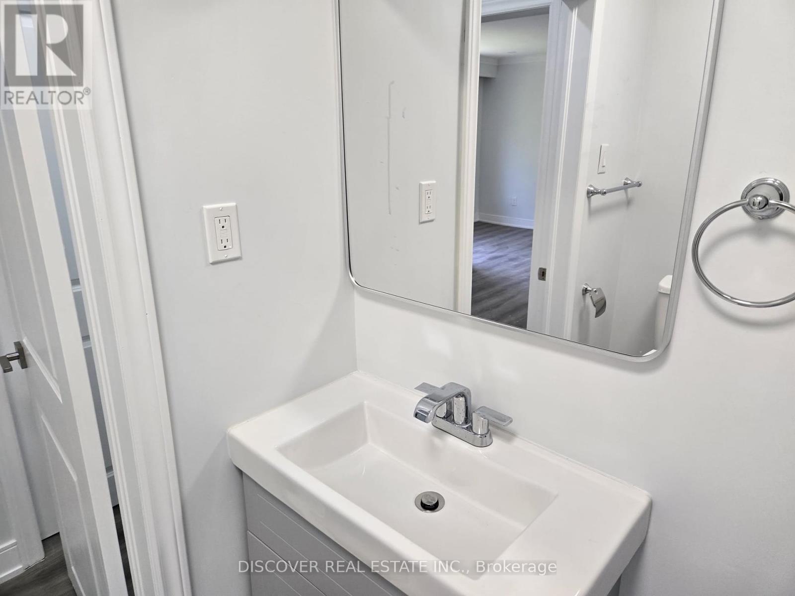Ground Floor Only - 186 Floradale Drive, Mississauga, Ontario  L5B 1G3 - Photo 21 - W12410657