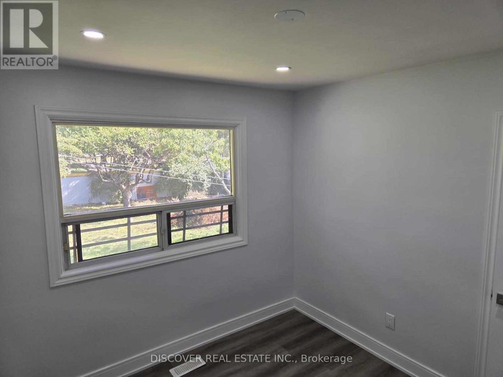 Ground Floor Only - 186 Floradale Drive, Mississauga, Ontario  L5B 1G3 - Photo 22 - W12410657