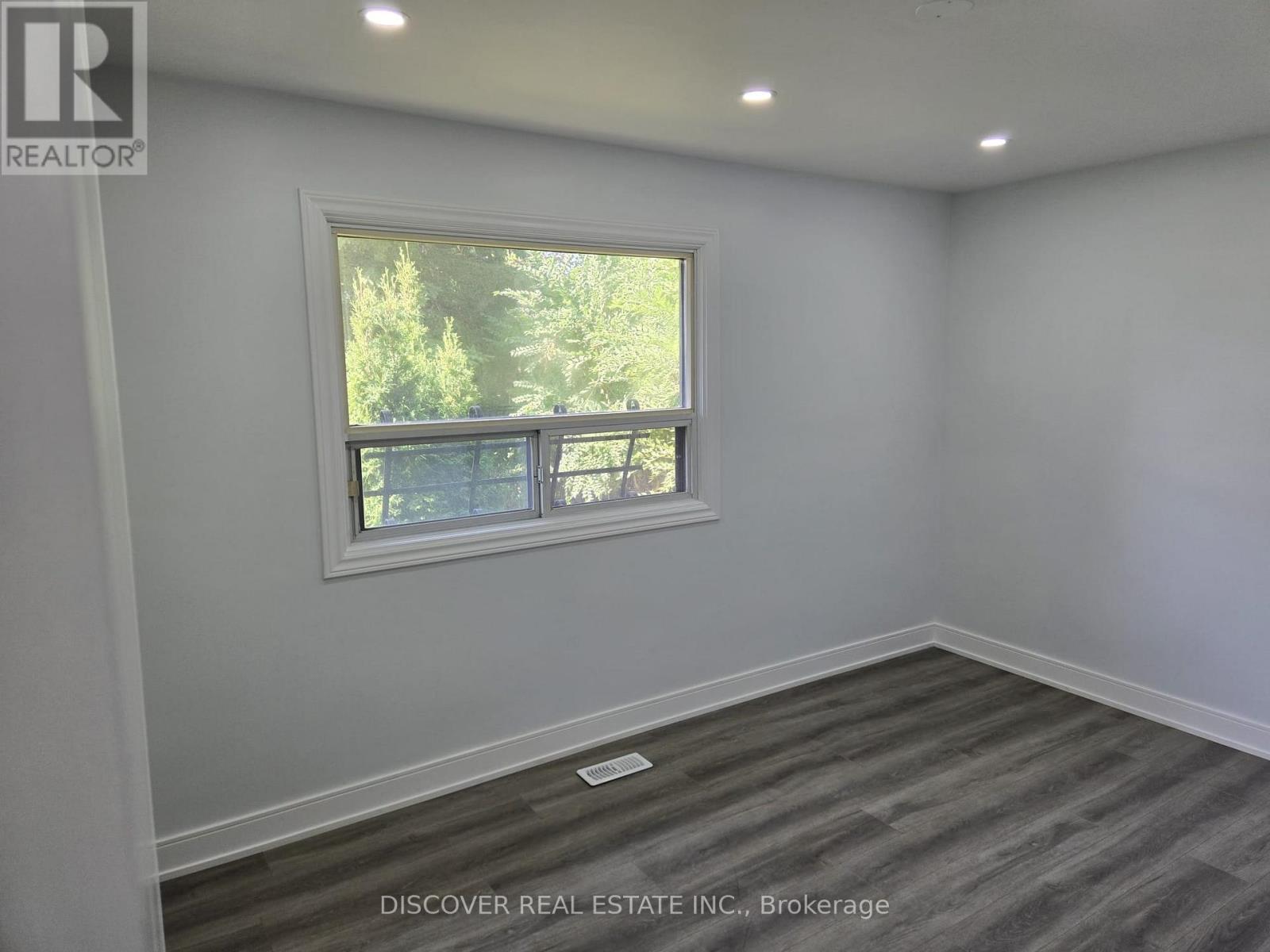 Ground Floor Only - 186 Floradale Drive, Mississauga, Ontario  L5B 1G3 - Photo 23 - W12410657