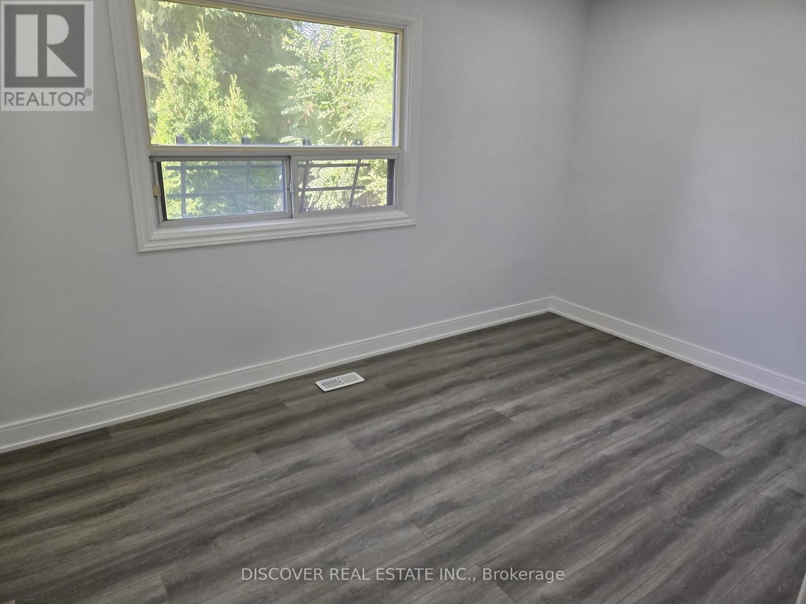 Ground Floor Only - 186 Floradale Drive, Mississauga, Ontario  L5B 1G3 - Photo 26 - W12410657