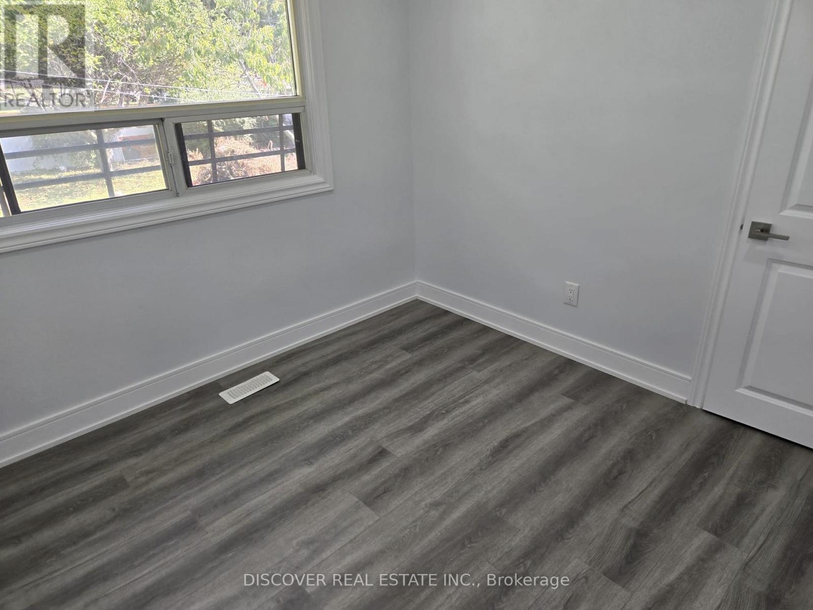 Ground Floor Only - 186 Floradale Drive, Mississauga, Ontario  L5B 1G3 - Photo 28 - W12410657
