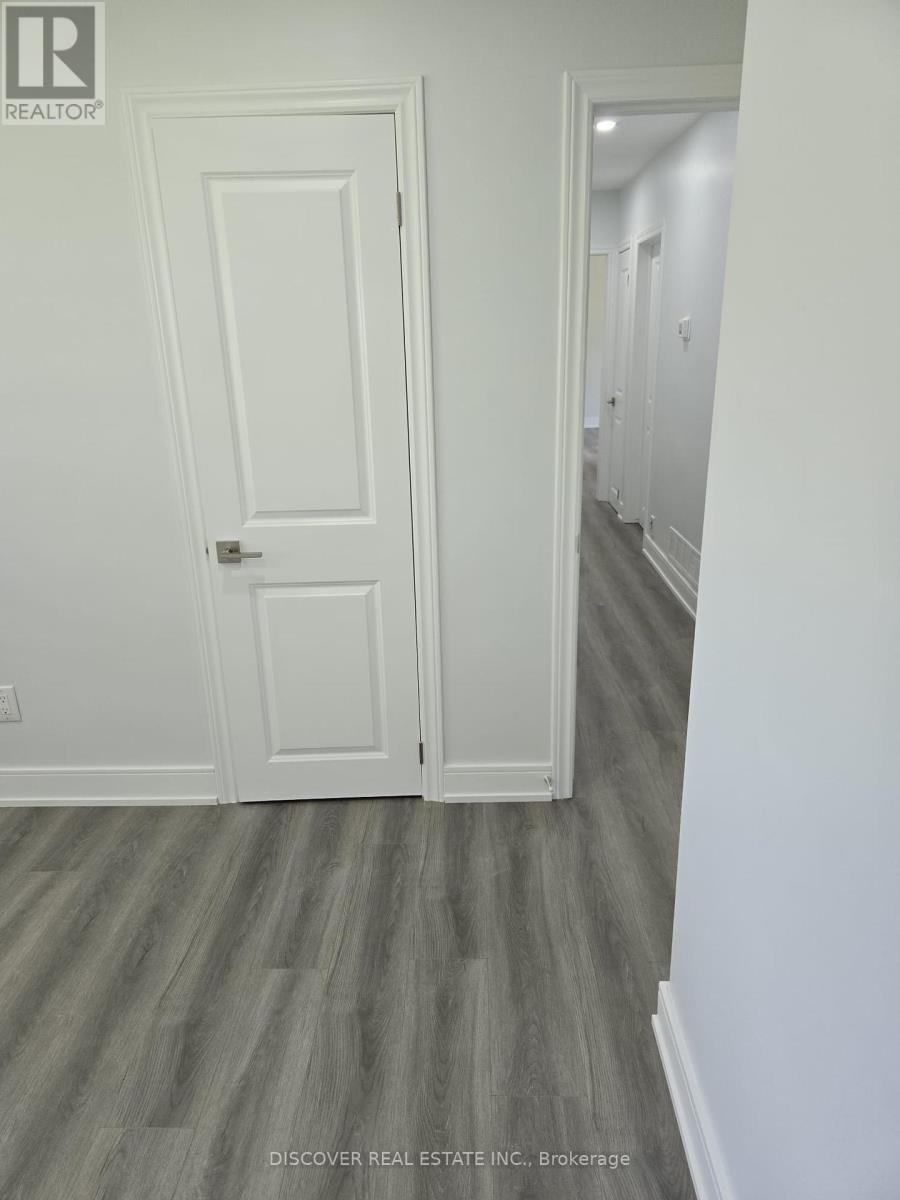Ground Floor Only - 186 Floradale Drive, Mississauga, Ontario  L5B 1G3 - Photo 29 - W12410657