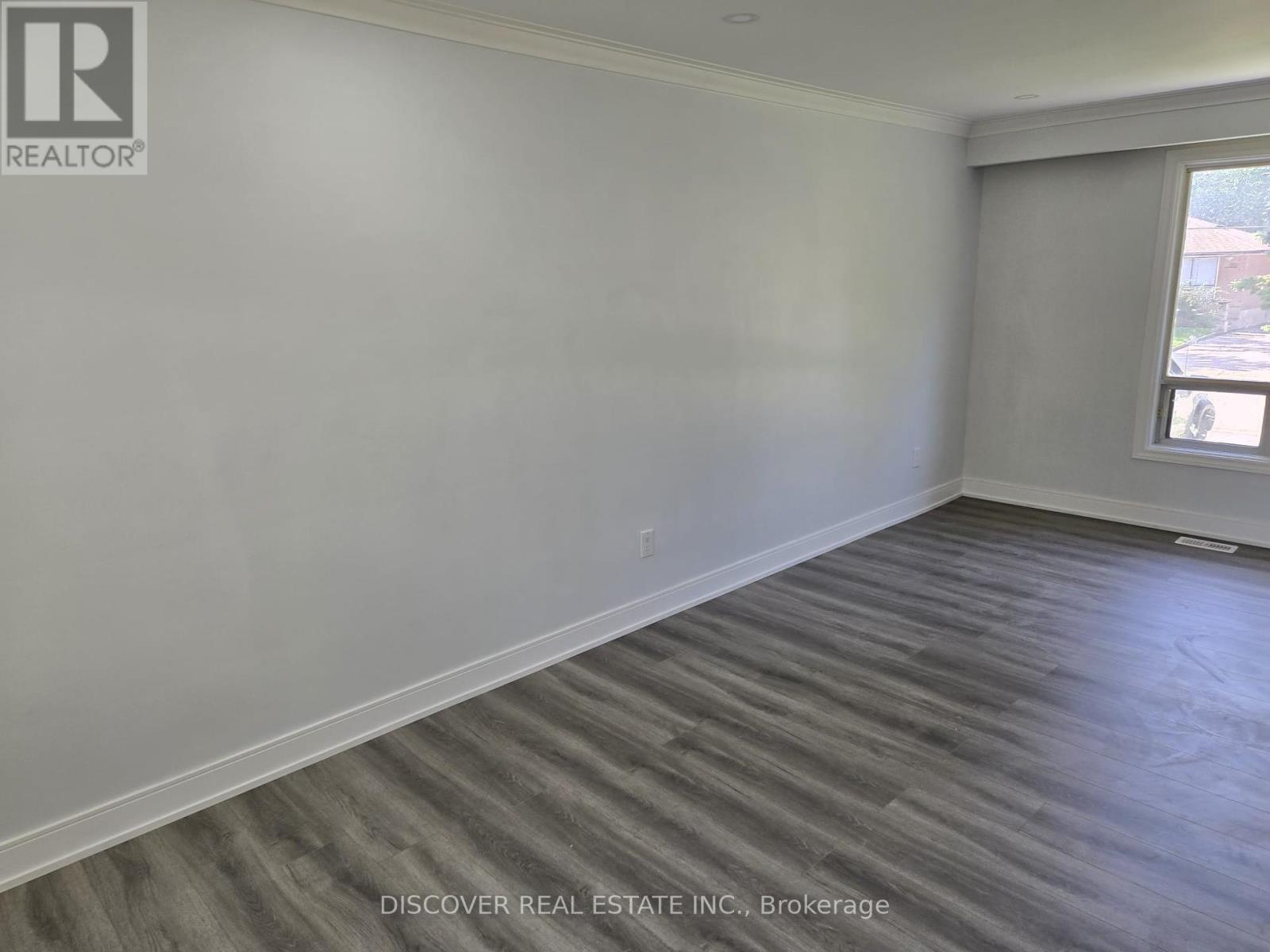 Ground Floor Only - 186 Floradale Drive, Mississauga, Ontario  L5B 1G3 - Photo 30 - W12410657