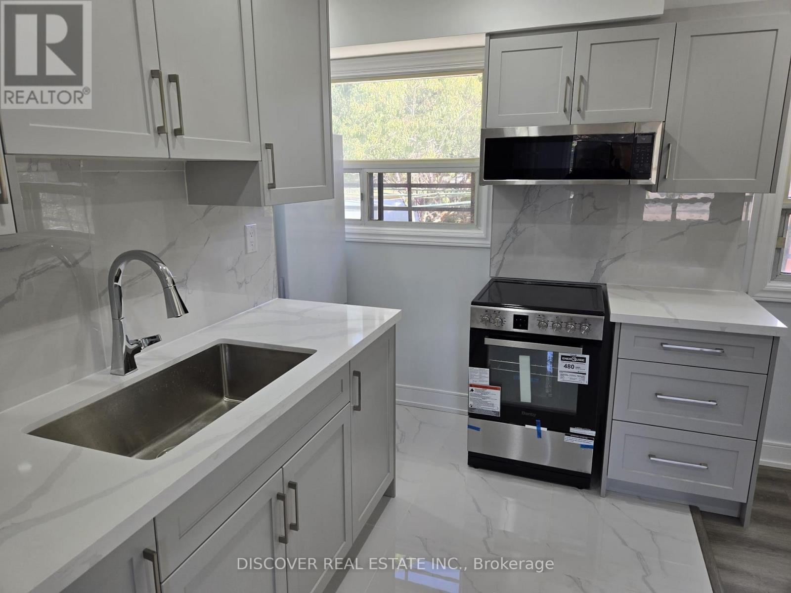 Ground Floor Only - 186 Floradale Drive, Mississauga, Ontario  L5B 1G3 - Photo 37 - W12410657