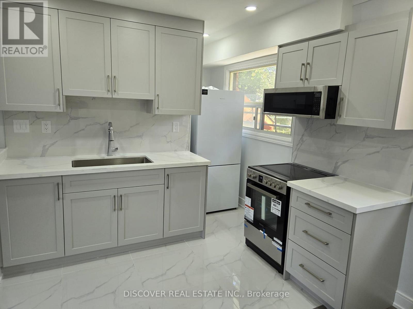 Ground Floor Only - 186 Floradale Drive, Mississauga, Ontario  L5B 1G3 - Photo 38 - W12410657