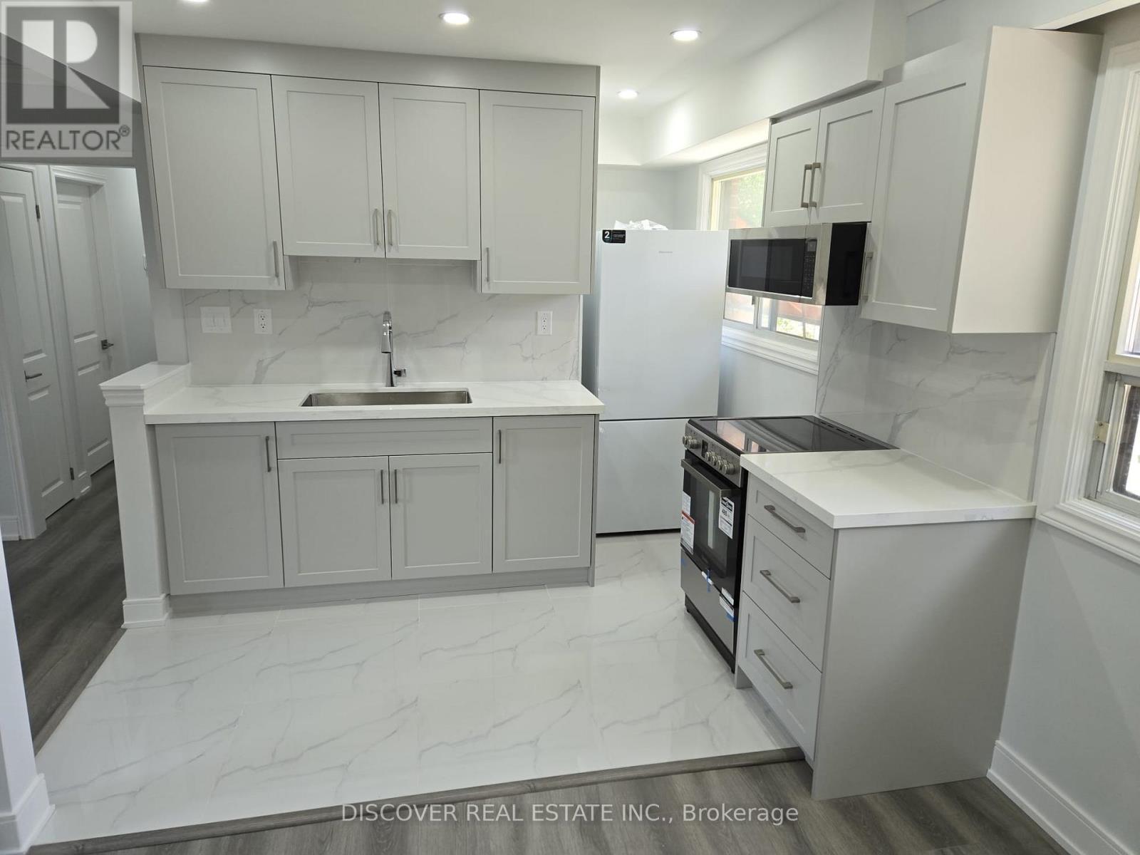 Ground Floor Only - 186 Floradale Drive, Mississauga, Ontario  L5B 1G3 - Photo 39 - W12410657