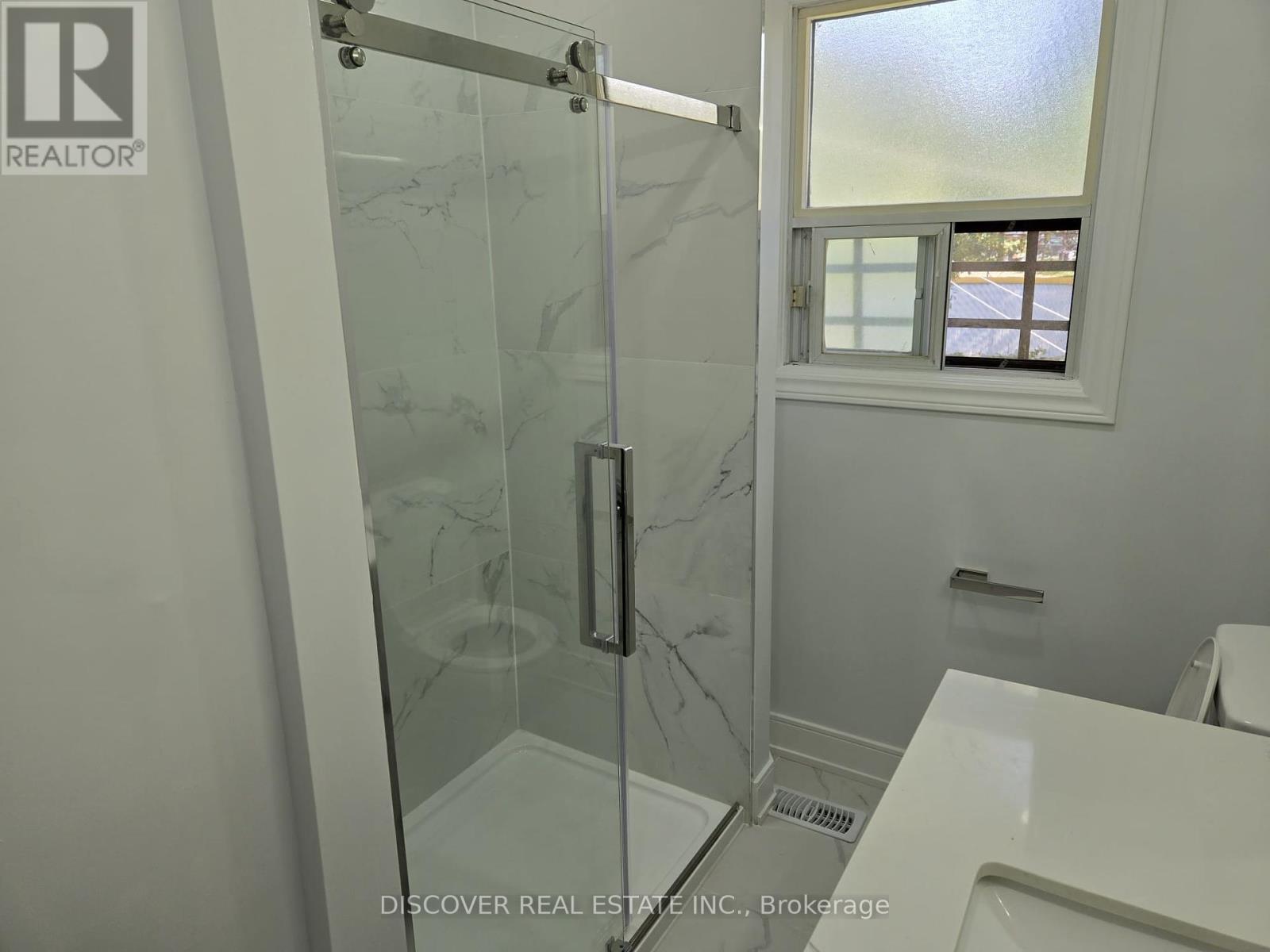 Ground Floor Only - 186 Floradale Drive, Mississauga, Ontario  L5B 1G3 - Photo 4 - W12410657