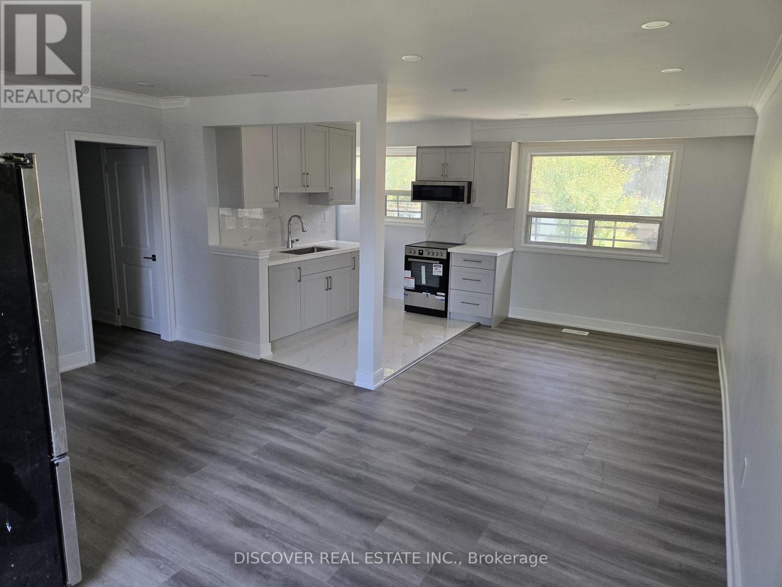 Ground Floor Only - 186 Floradale Drive, Mississauga, Ontario  L5B 1G3 - Photo 45 - W12410657