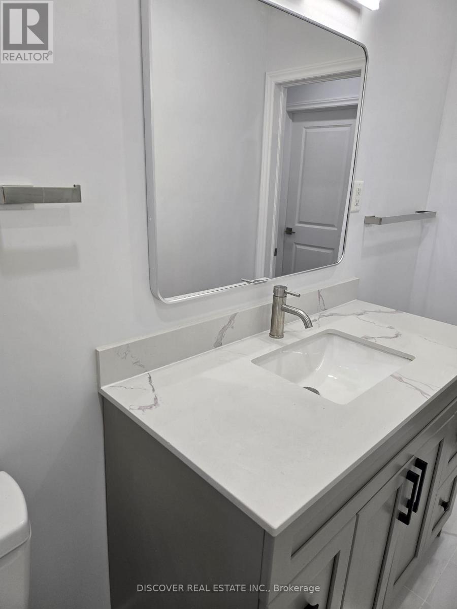 Ground Floor Only - 186 Floradale Drive, Mississauga, Ontario  L5B 1G3 - Photo 5 - W12410657