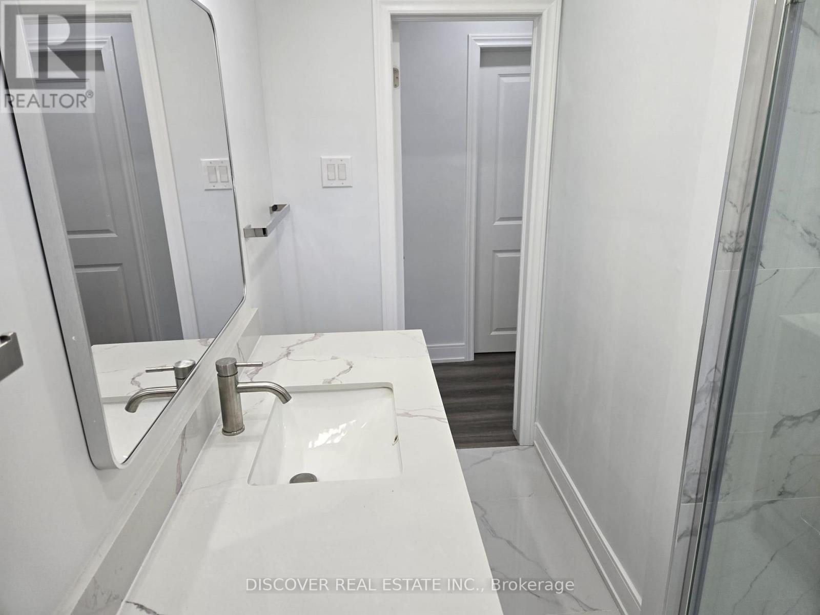 Ground Floor Only - 186 Floradale Drive, Mississauga, Ontario  L5B 1G3 - Photo 7 - W12410657