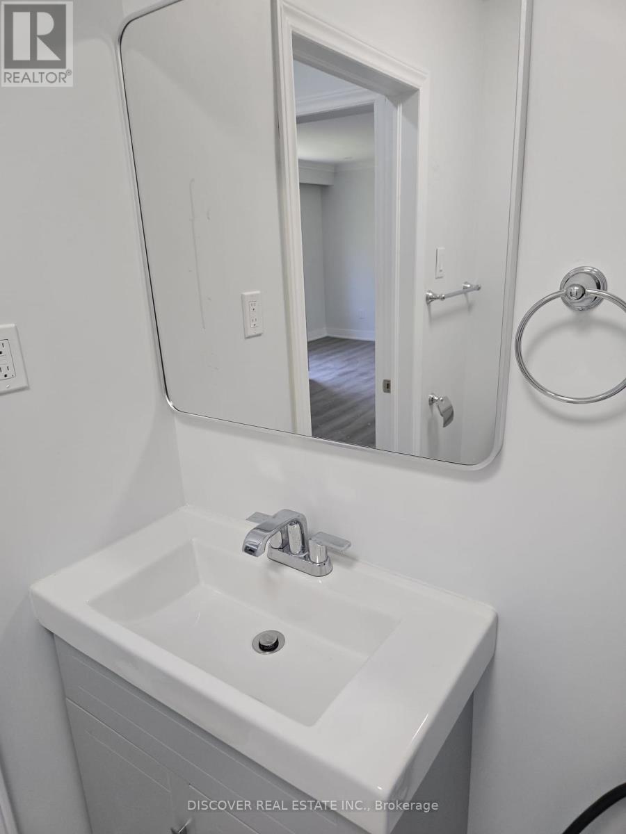 Ground Floor Only - 186 Floradale Drive, Mississauga, Ontario  L5B 1G3 - Photo 8 - W12410657