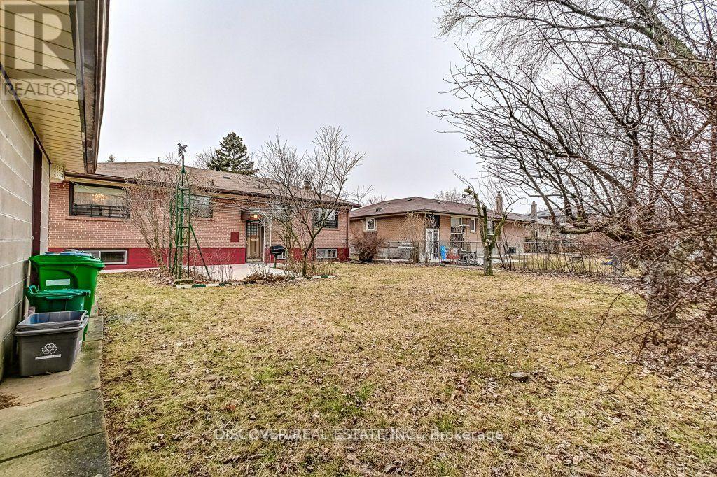 Ground Floor Only - 186 Floradale Drive, Mississauga, Ontario  L5B 1G3 - Photo 9 - W12410657