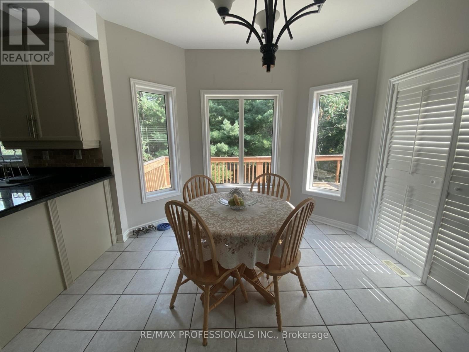 7153 Waldorf Way, Mississauga (Meadowvale Village), Ontario  L5N 7R3 - Photo 10 - W12410685