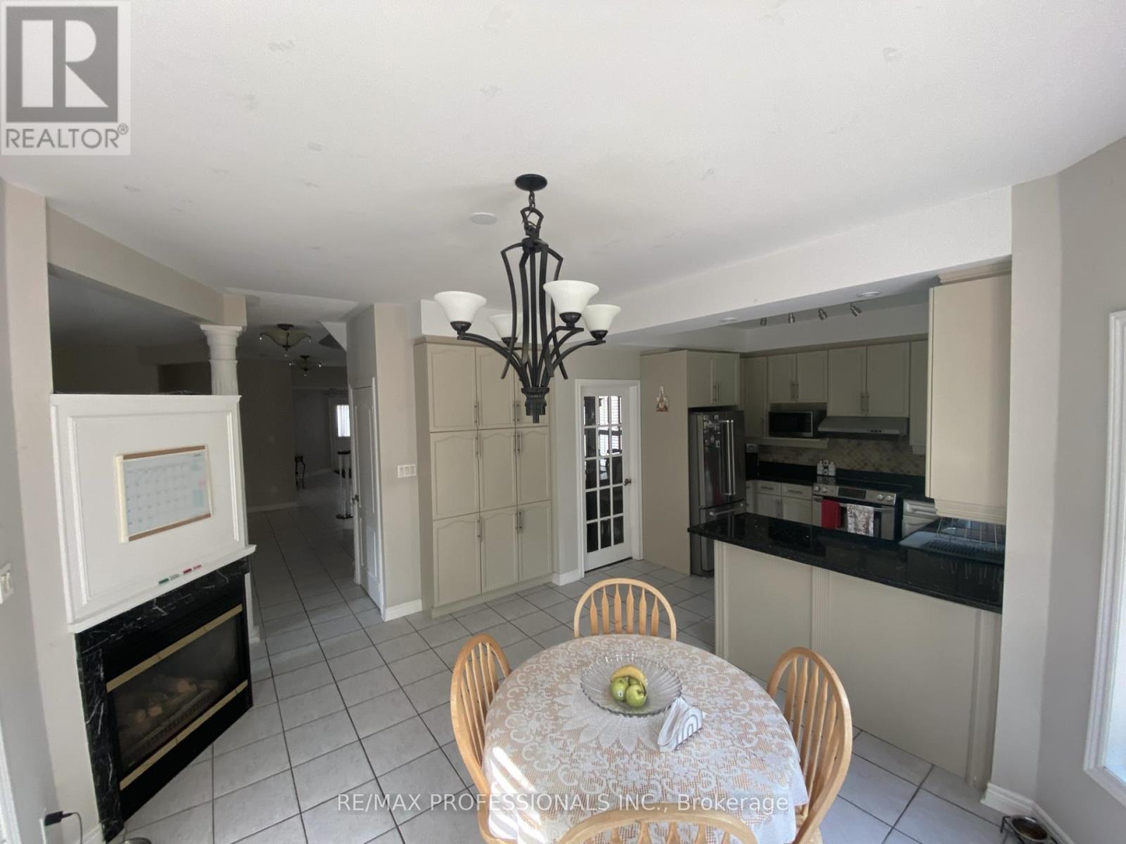 7153 Waldorf Way, Mississauga (Meadowvale Village), Ontario  L5N 7R3 - Photo 9 - W12410685