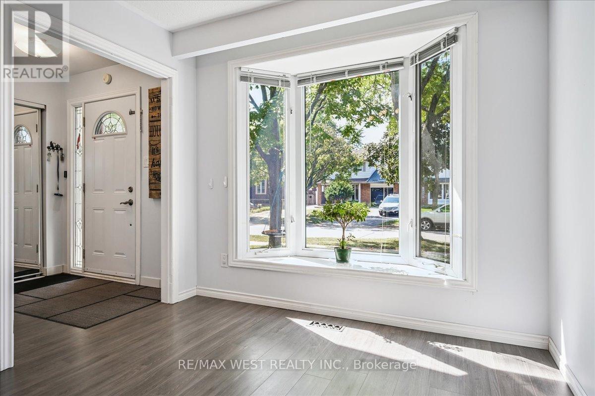 5019 Brady Avenue, Burlington, Ontario  L7L 3X5 - Photo 2 - W12410715