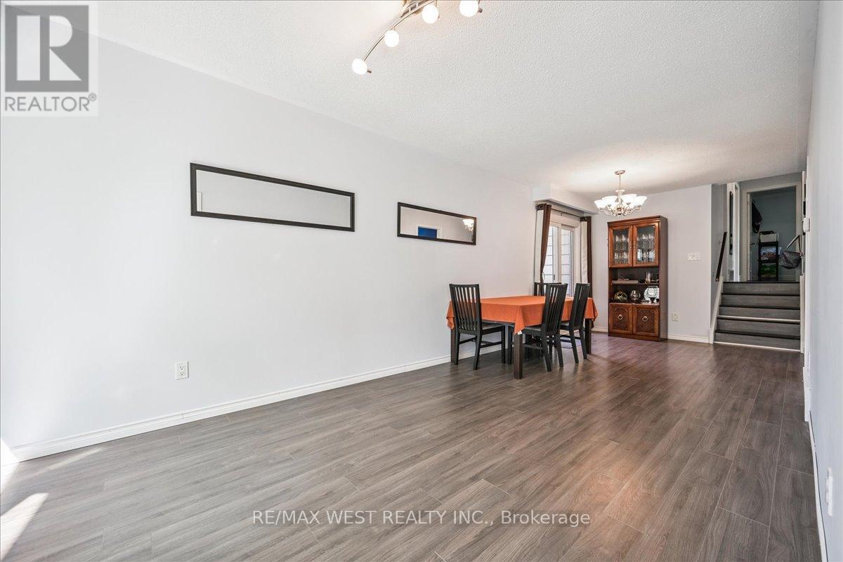 5019 Brady Avenue, Burlington, Ontario  L7L 3X5 - Photo 3 - W12410715