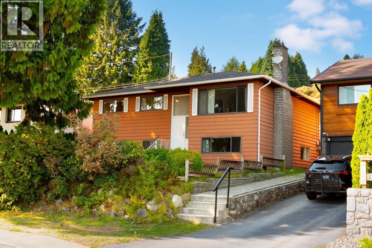 1018 CLOVERLEY STREET, North Vancouver, British Columbia