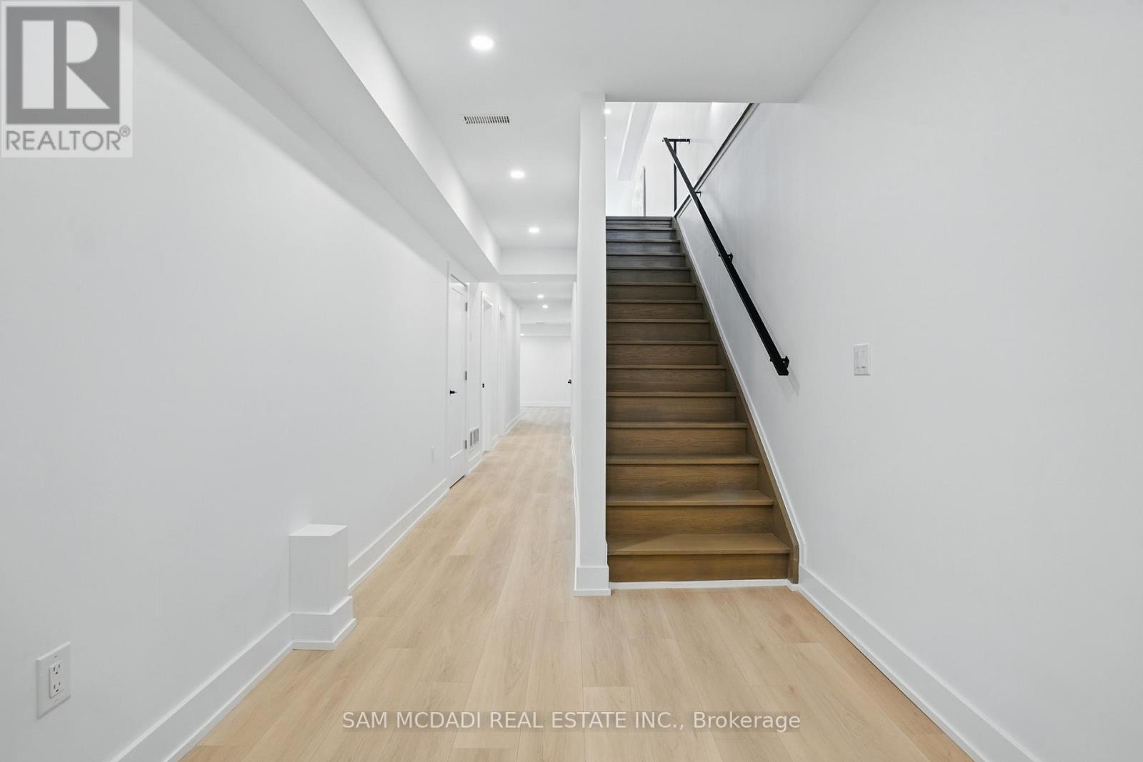 1039 Caven Street, Mississauga, Ontario  L5G 4J3 - Photo 34 - W12410741