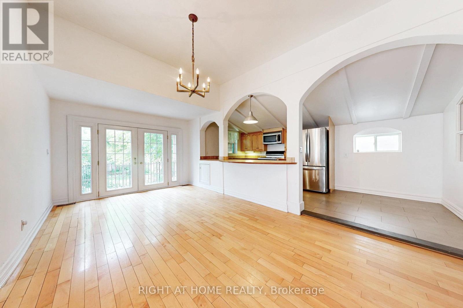 170 Queens Avenue, Toronto, Ontario  M8V 2N9 - Photo 11 - W12410751