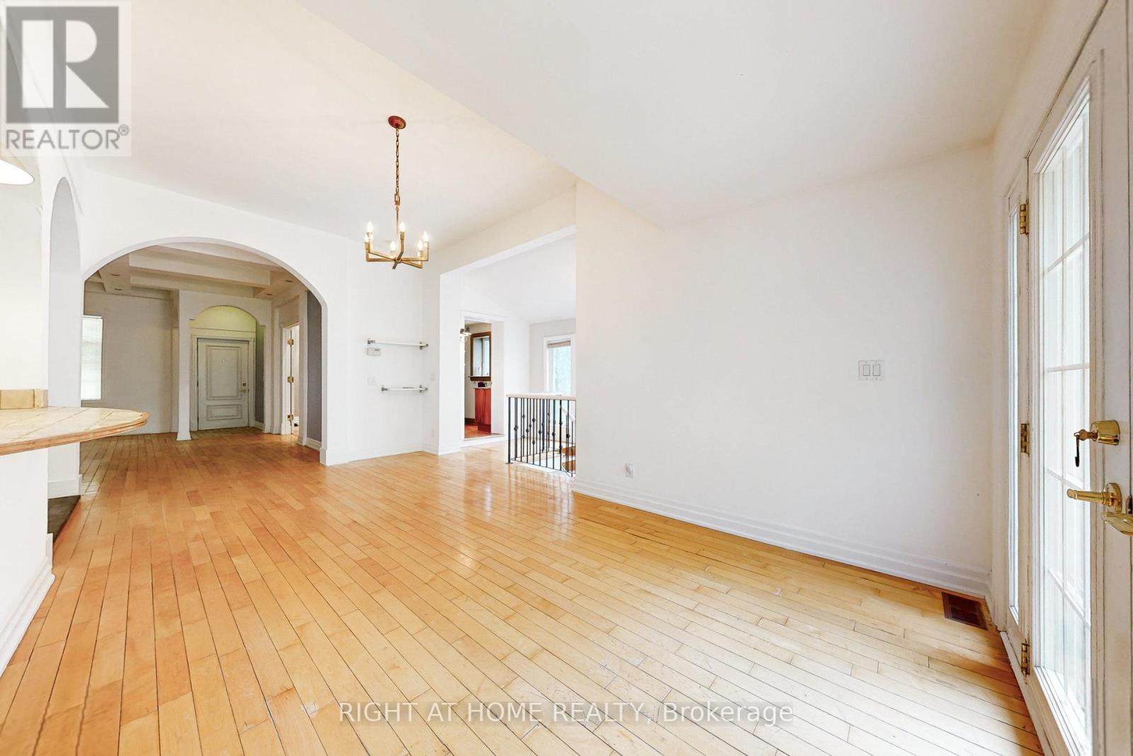 170 Queens Avenue, Toronto, Ontario  M8V 2N9 - Photo 12 - W12410751