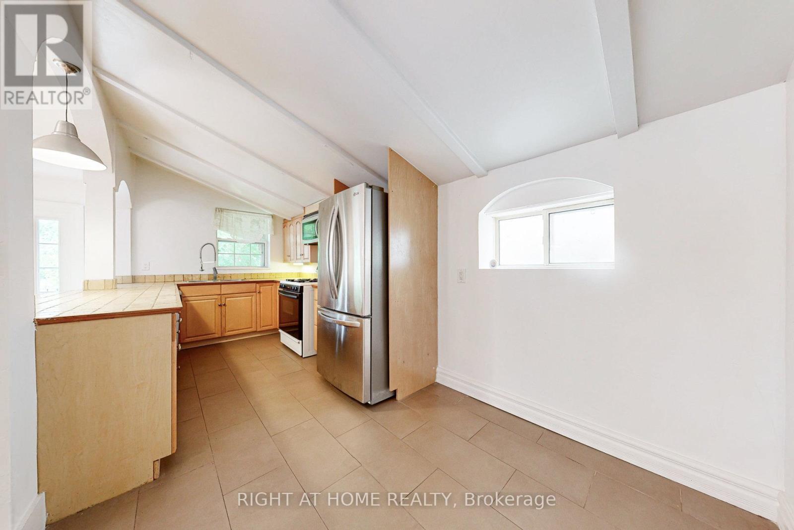 170 Queens Avenue, Toronto, Ontario  M8V 2N9 - Photo 14 - W12410751
