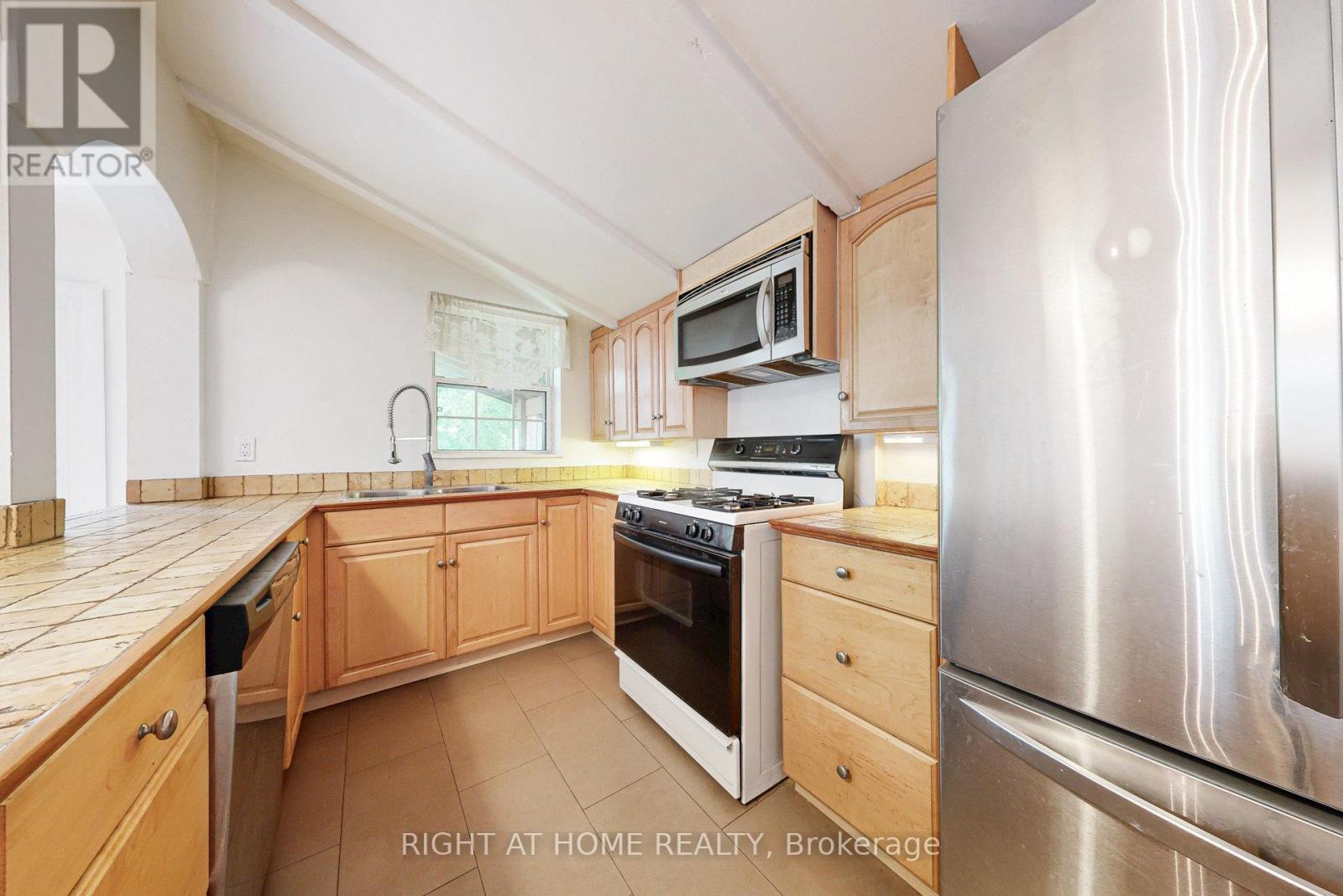 170 Queens Avenue, Toronto, Ontario  M8V 2N9 - Photo 16 - W12410751