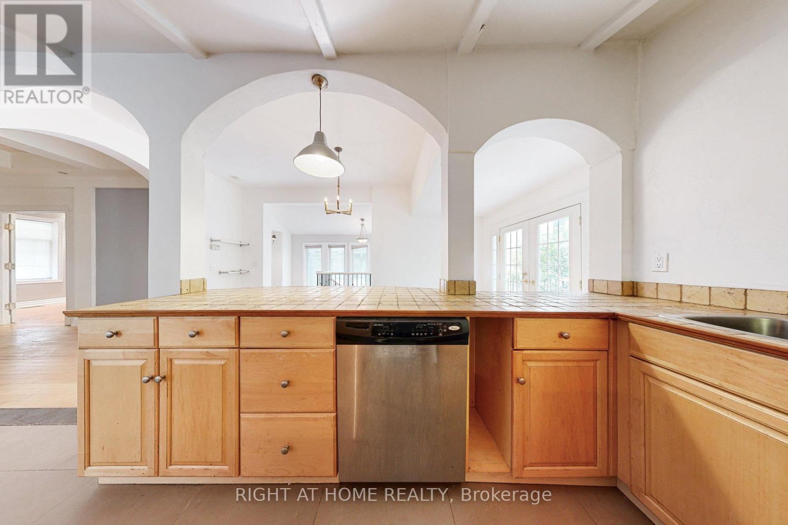 170 Queens Avenue, Toronto, Ontario  M8V 2N9 - Photo 18 - W12410751