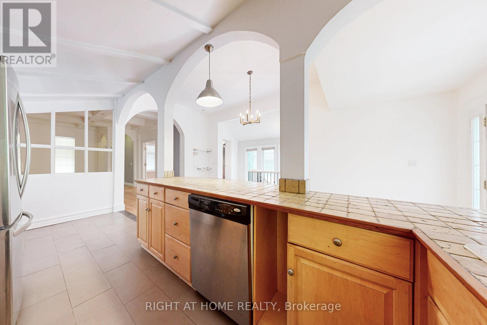 170 Queens Avenue, Toronto, Ontario  M8V 2N9 - Photo 19 - W12410751