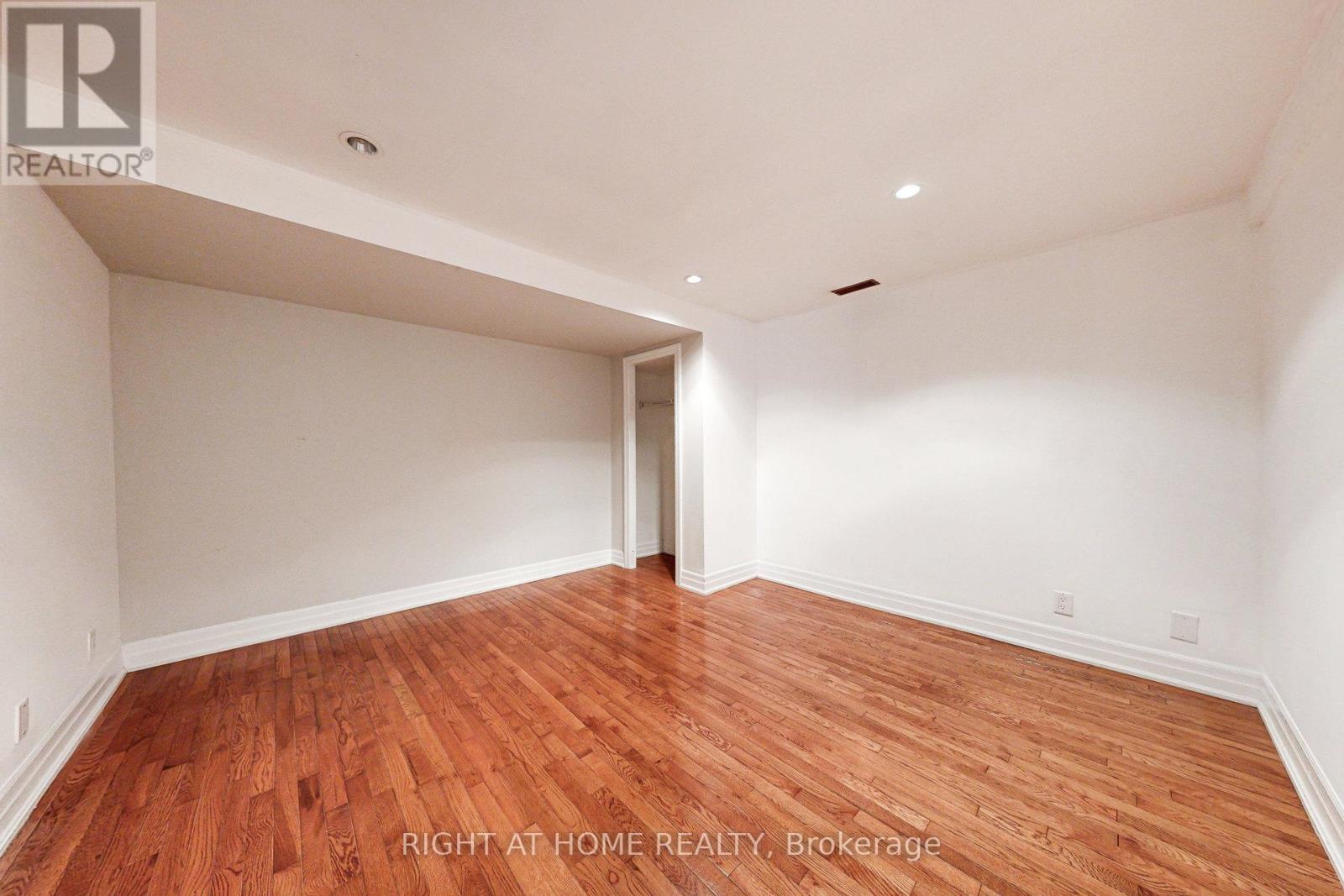 170 Queens Avenue, Toronto, Ontario  M8V 2N9 - Photo 32 - W12410751