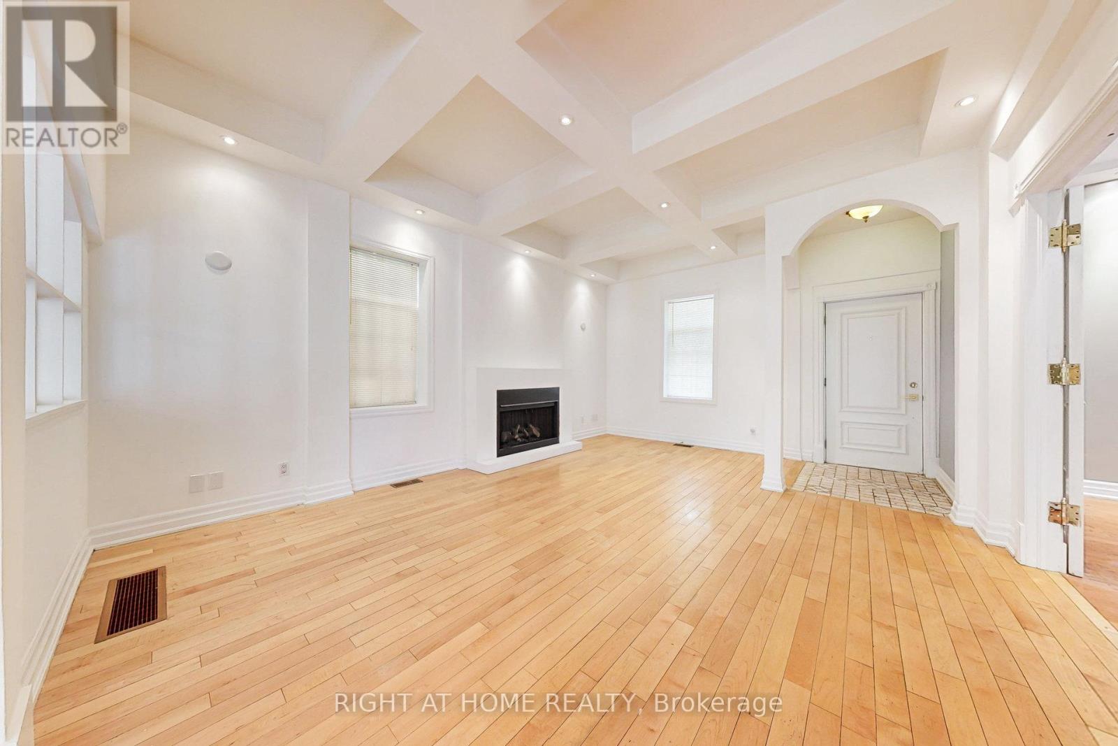 170 Queens Avenue, Toronto, Ontario  M8V 2N9 - Photo 9 - W12410751