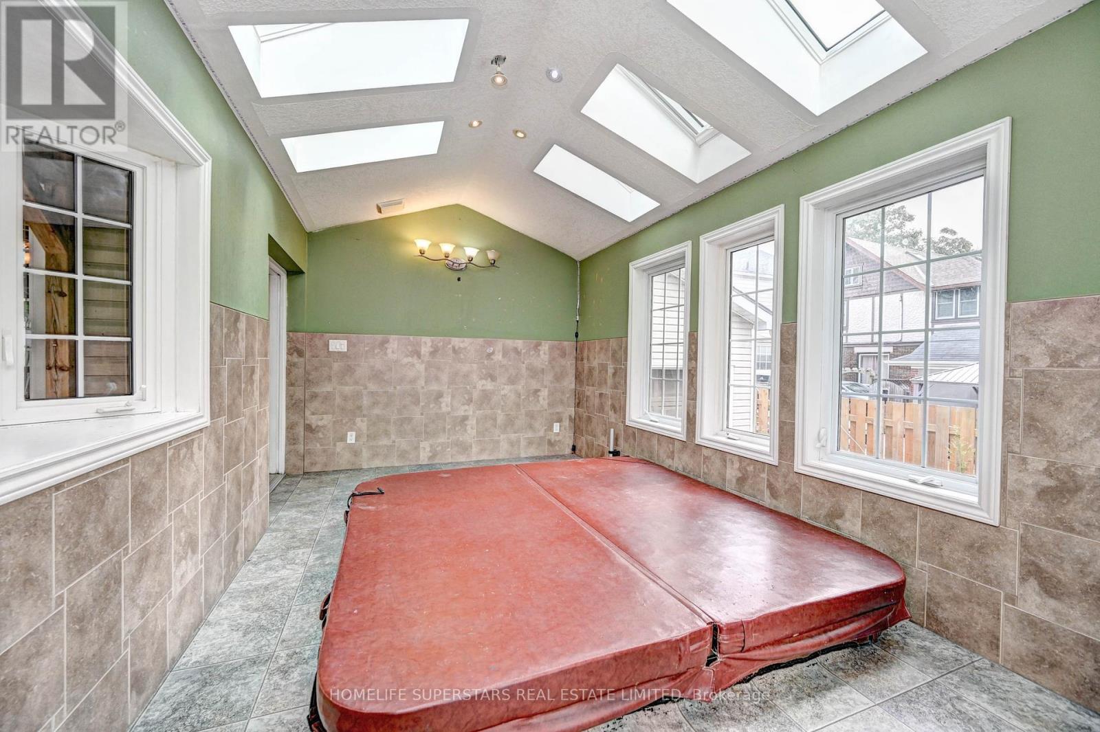 31 Troy Street, Kitchener, Ontario  N2H 1L7 - Photo 33 - X12410730