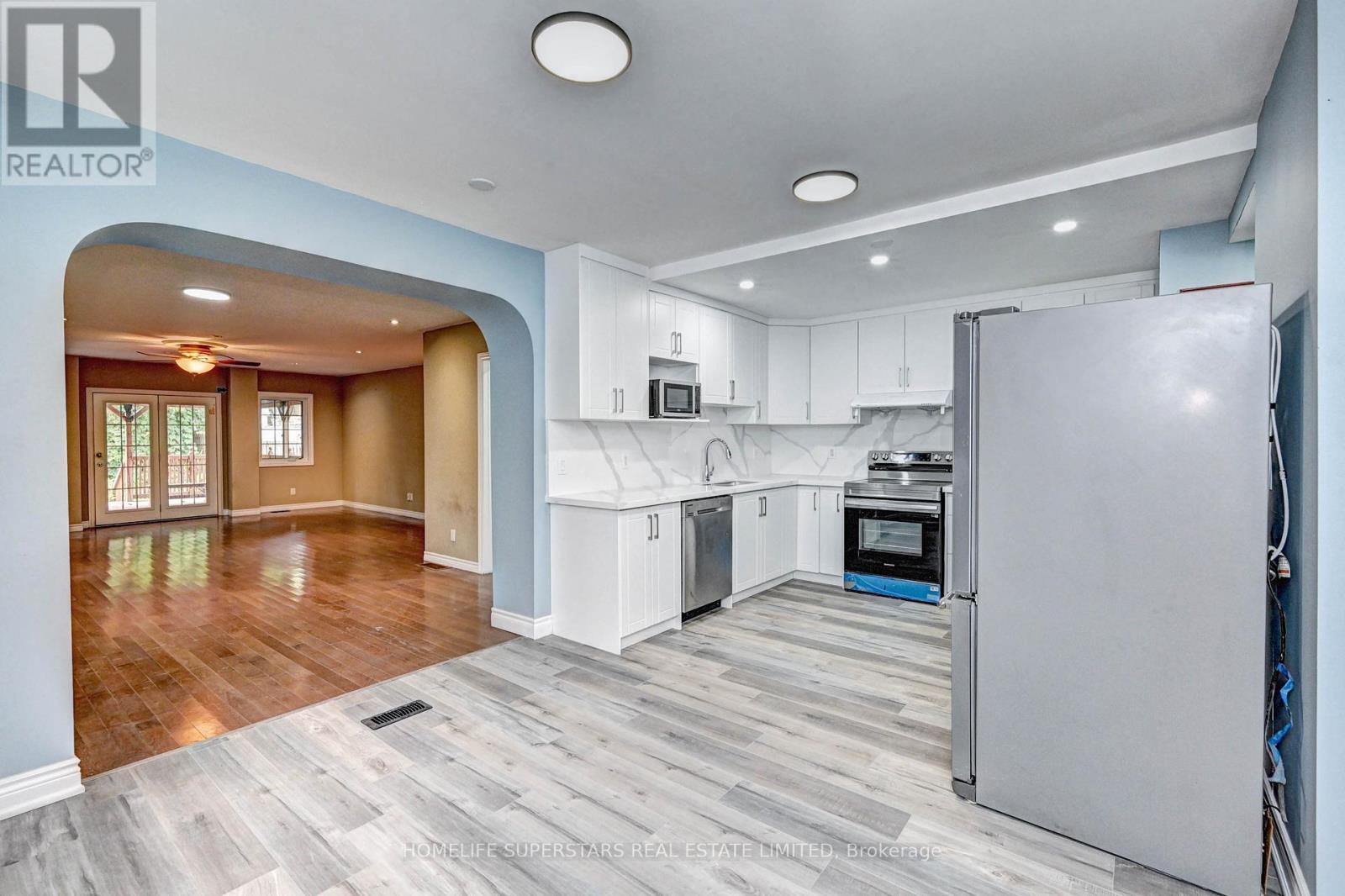 31 Troy Street, Kitchener, Ontario  N2H 1L7 - Photo 8 - X12410730