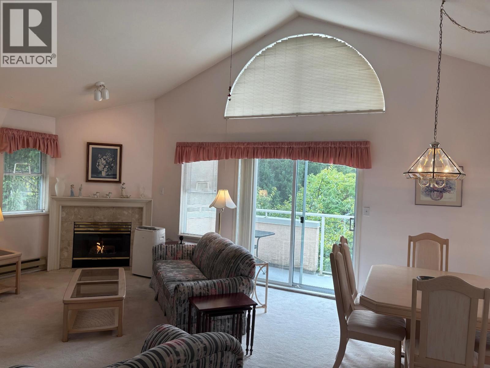 301 5565 Barker Avenue, Burnaby, British Columbia  V5H 2N8 - Photo 3 - R3049260
