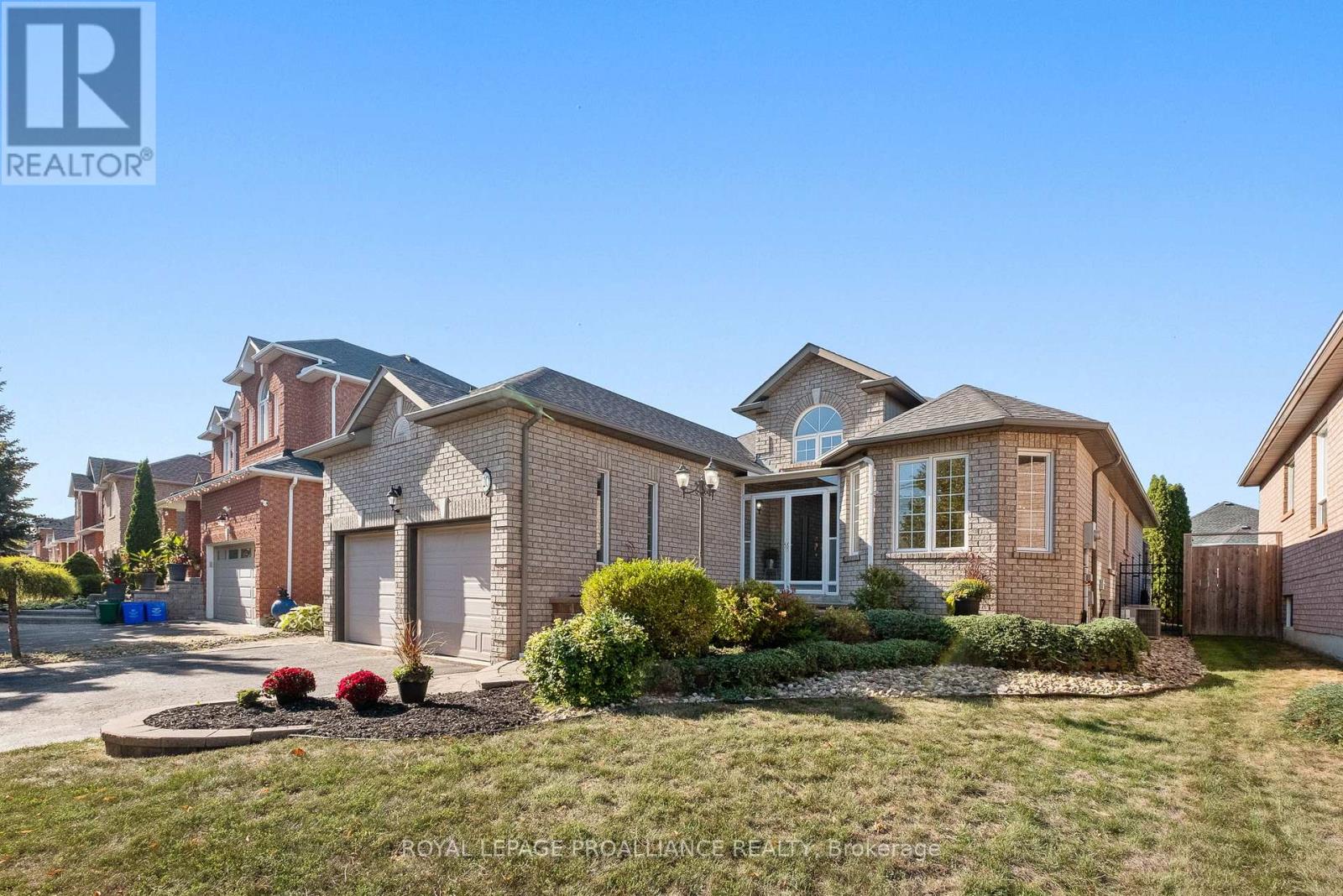 20 Patrick Drive, Whitby, Ontario  L1R 2L1 - Photo 1 - E12410193