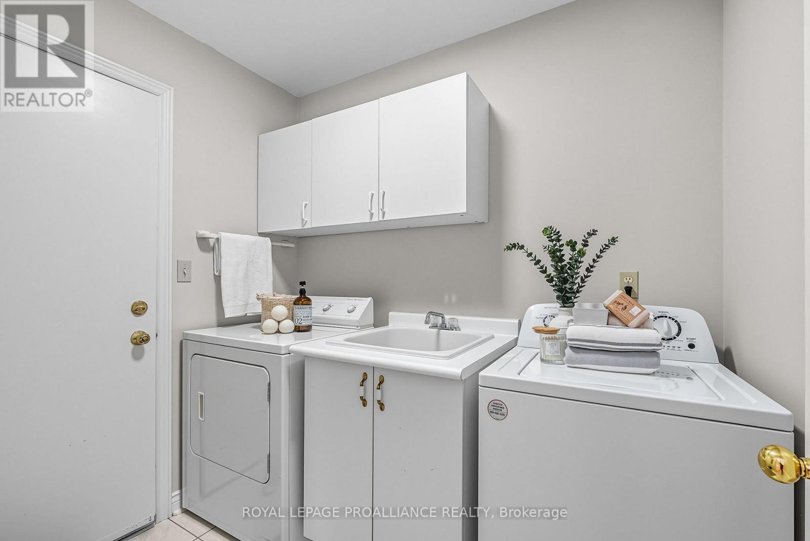 20 Patrick Drive, Whitby, Ontario  L1R 2L1 - Photo 6 - E12410193