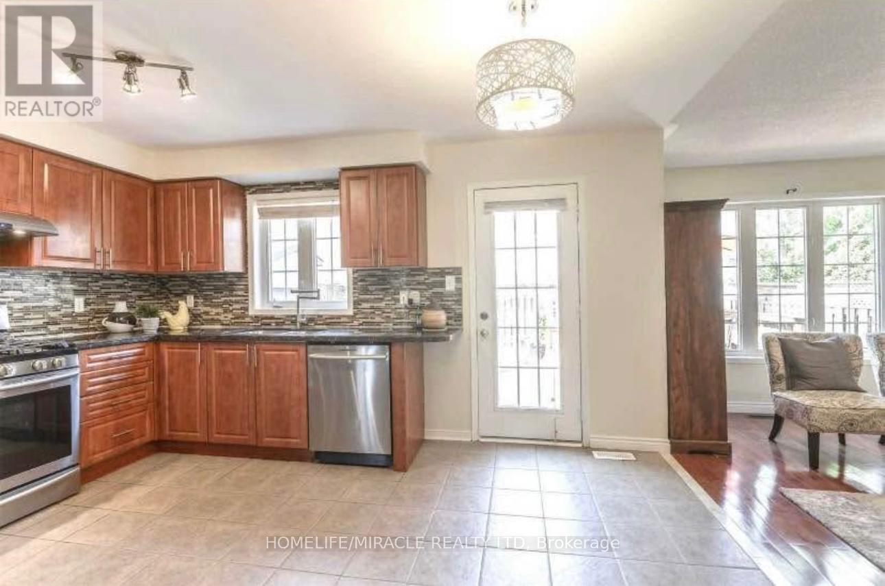 52 Wandering Trail Drive, Brampton, Ontario  L7A 1T3 - Photo 10 - W12410767