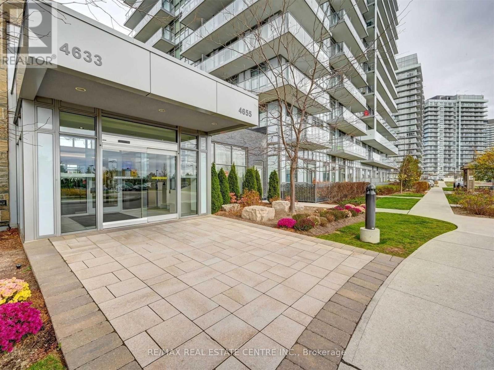 <div class="slider-price">$2,900 Monthly</div><p>1009 - 4655 Glen Erin Drive, Mississauga, Ontario</p>