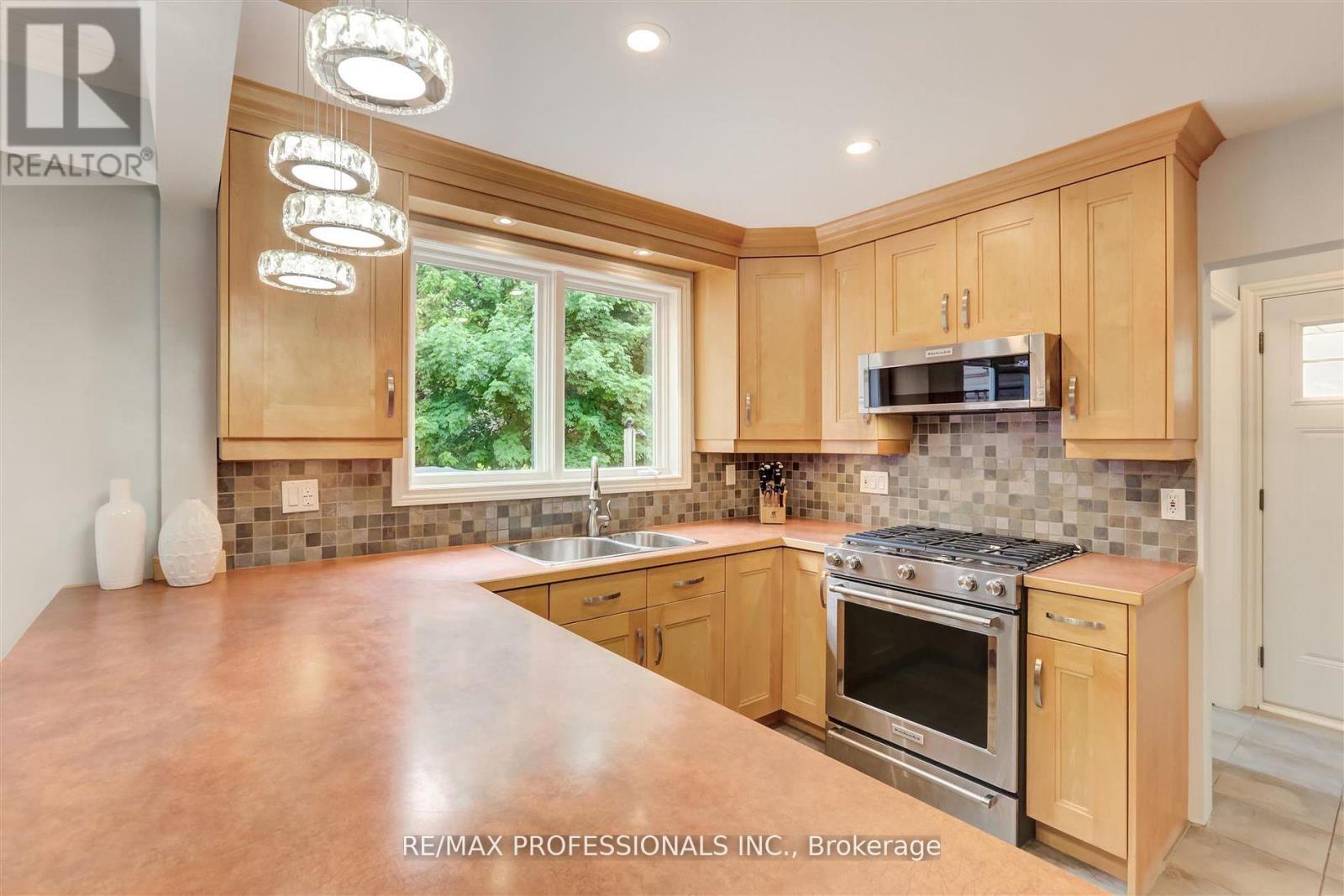 30 Tobruk Crescent, Toronto, Ontario  M2M 3B4 - Photo 11 - C12410834