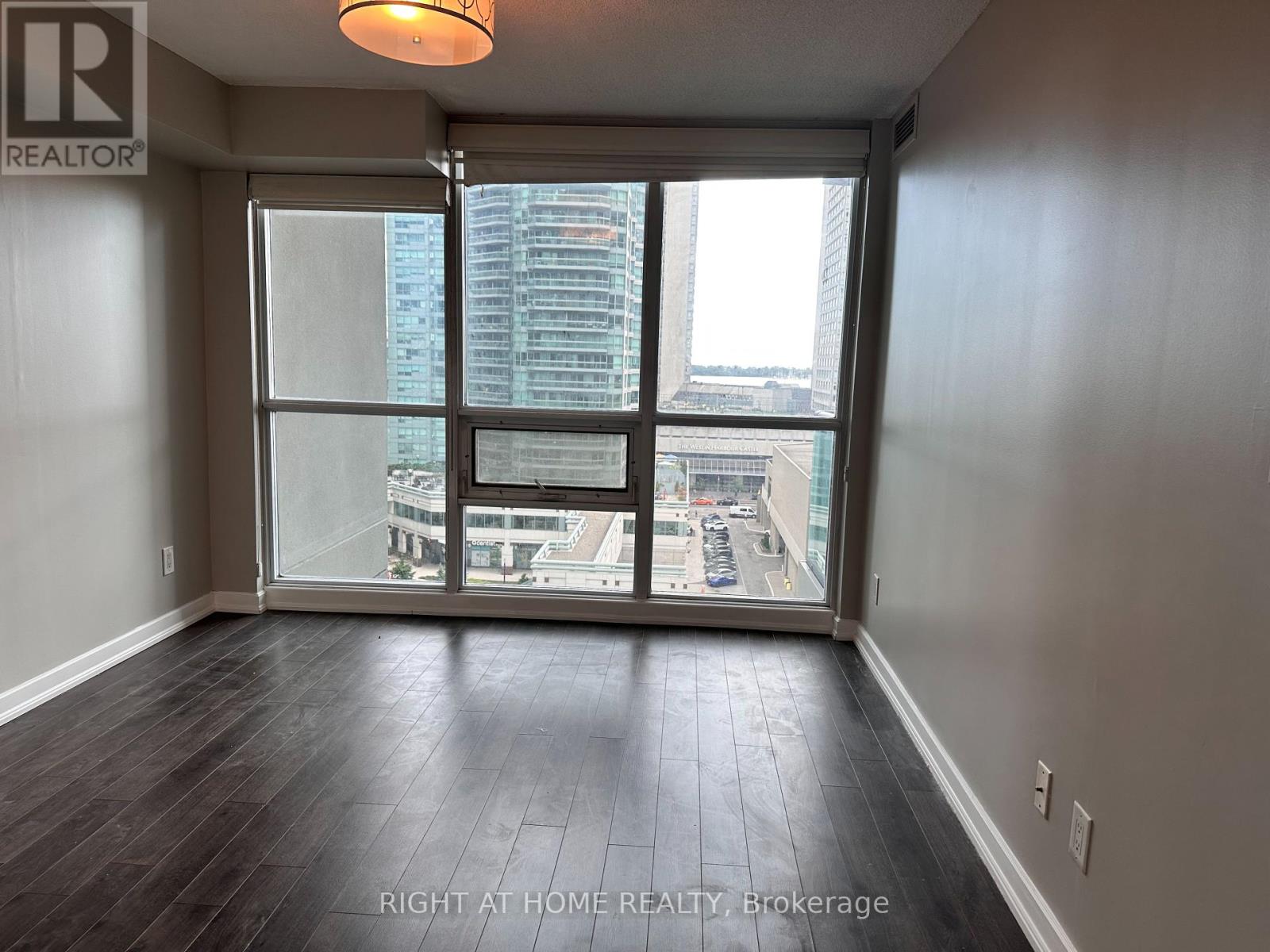 1009 - 18 Harbour Street, Toronto, Ontario  M5J 2Z6 - Photo 3 - C12410835