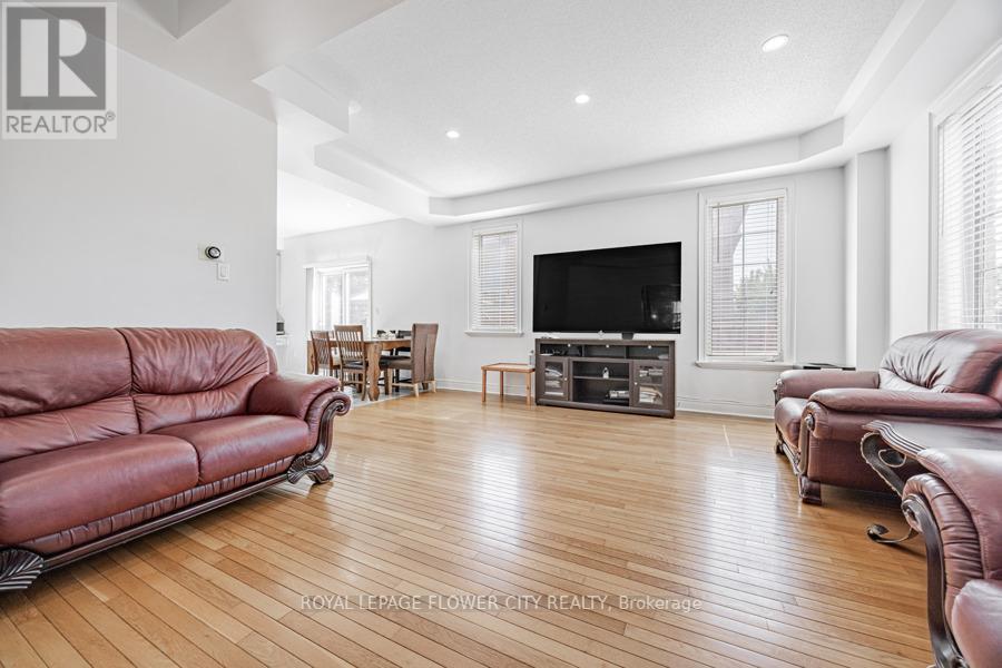 73 Hollywood Hill Circle, Vaughan, Ontario  L4H 2P4 - Photo 13 - N12410825