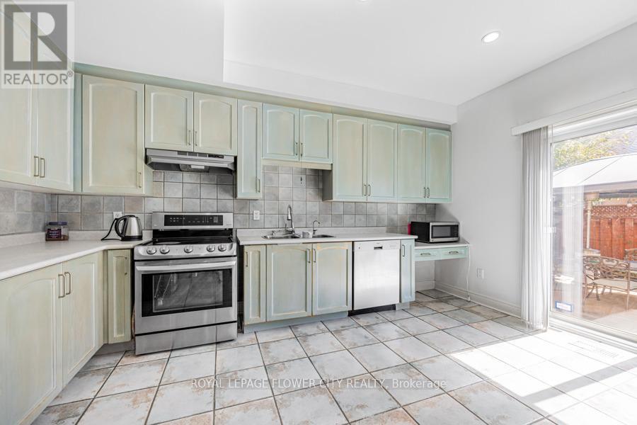 73 Hollywood Hill Circle, Vaughan, Ontario  L4H 2P4 - Photo 18 - N12410825