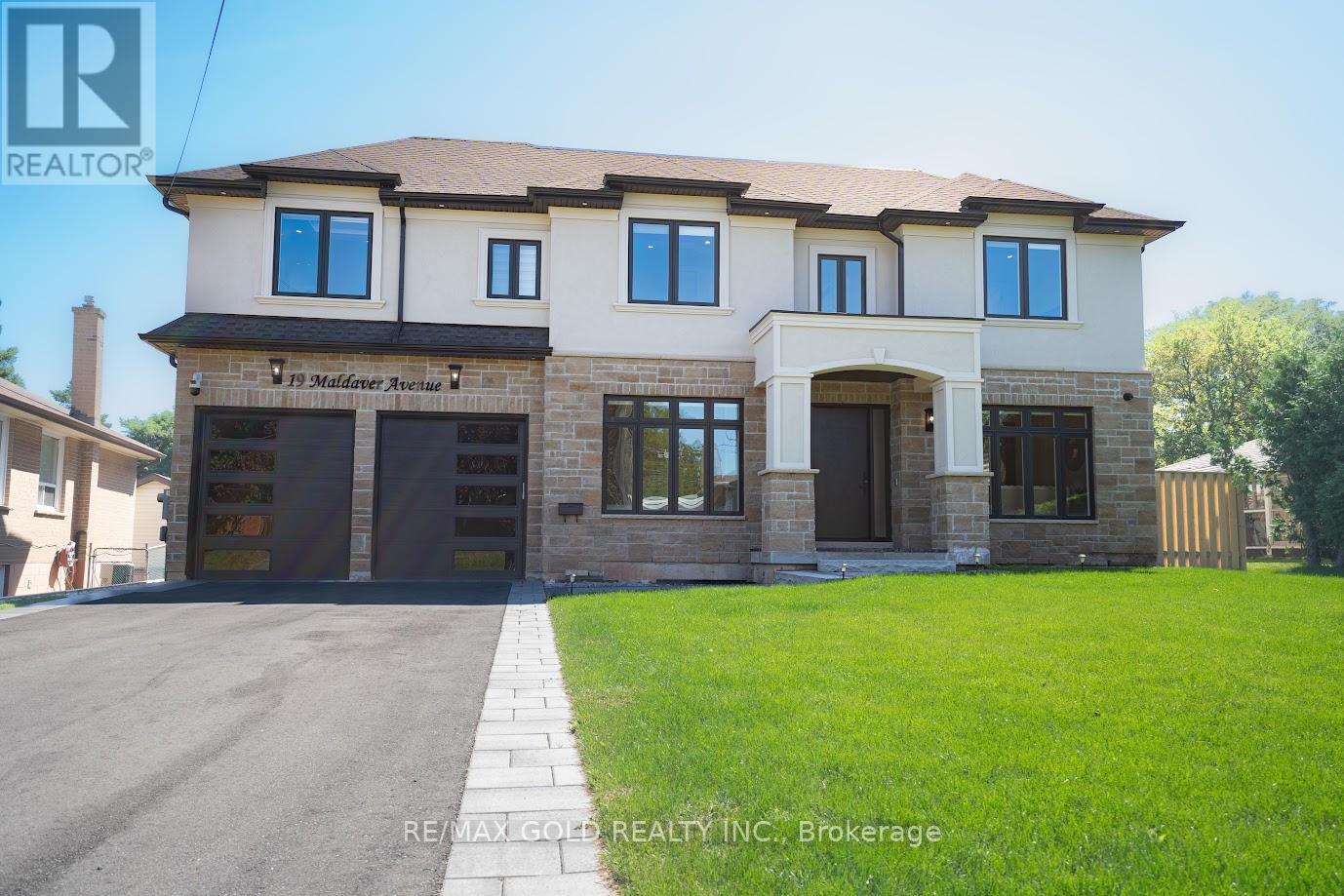 19 Maldaver Avenue, Mississauga, Ontario  L5M 1W4 - Photo 2 - W12410820