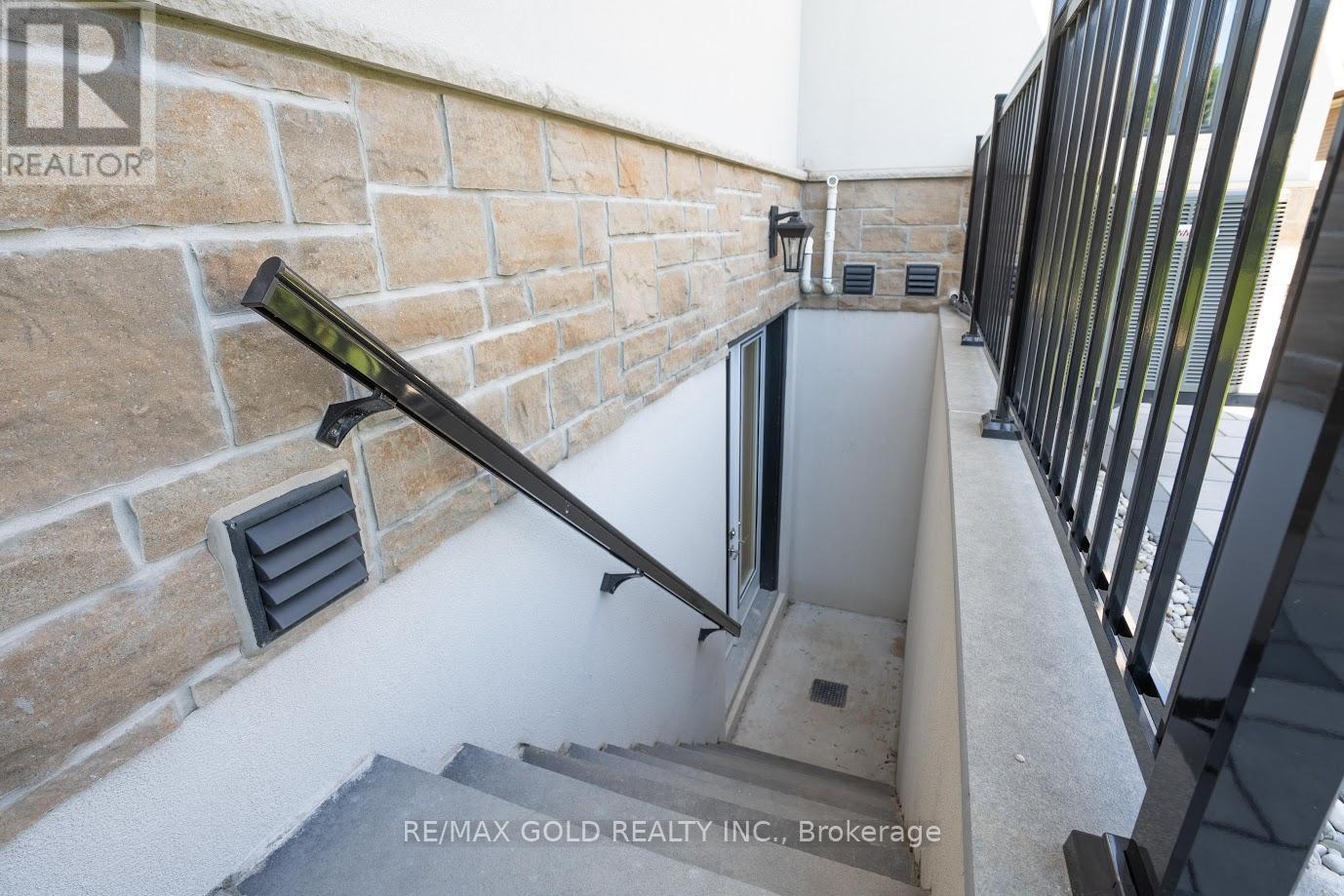 19 Maldaver Avenue, Mississauga, Ontario  L5M 1W4 - Photo 4 - W12410820
