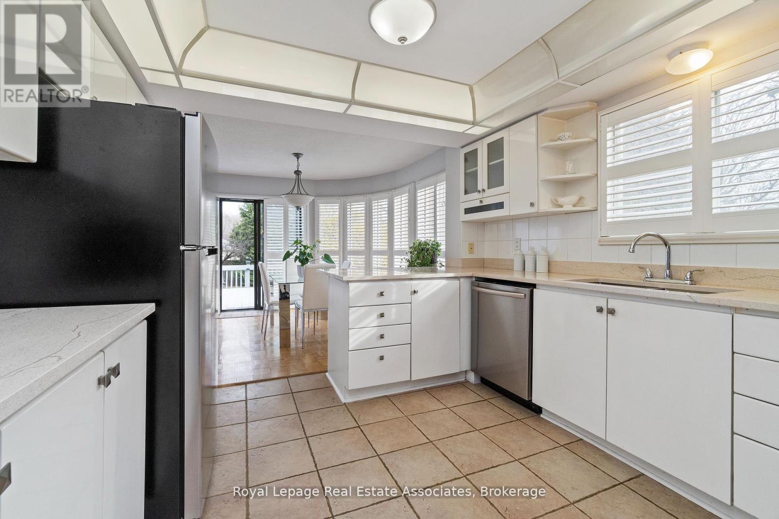 1 Brookbank Court, Brampton, Ontario  L6Z 3G2 - Photo 6 - W12410828